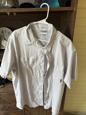 Columbia Light Gray Short Sleeve Mesh-Lined Shirt